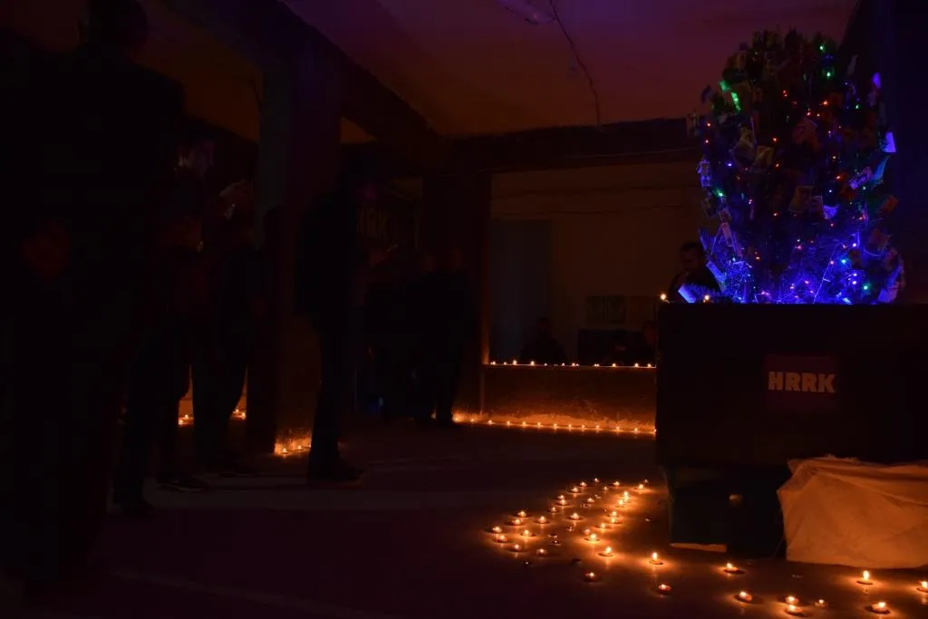 ​​​​​​​اتّحادُ مثقّفي روج آفاي كردستان تزيّن شجرة الميلاد بصور الشّهداء