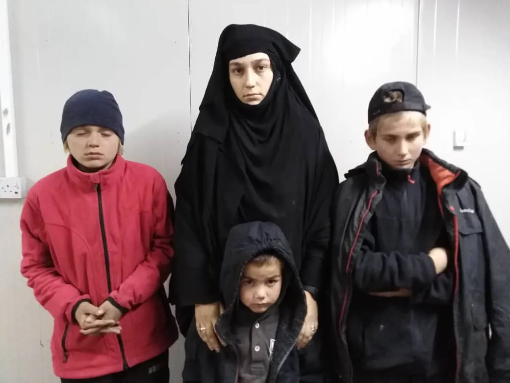 إلقاء القبض على نساء داعشيات حاولن الفرار من مخيم الهول