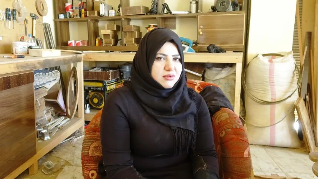 بتول وسوسن يؤنثن مهنة النجارة بإتقان