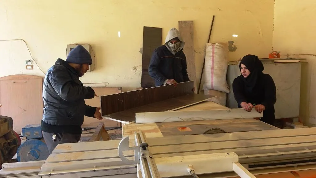 بتول وسوسن يؤنثن مهنة النجارة بإتقان