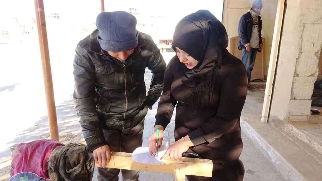 بتول وسوسن يؤنثن مهنة النجارة بإتقان