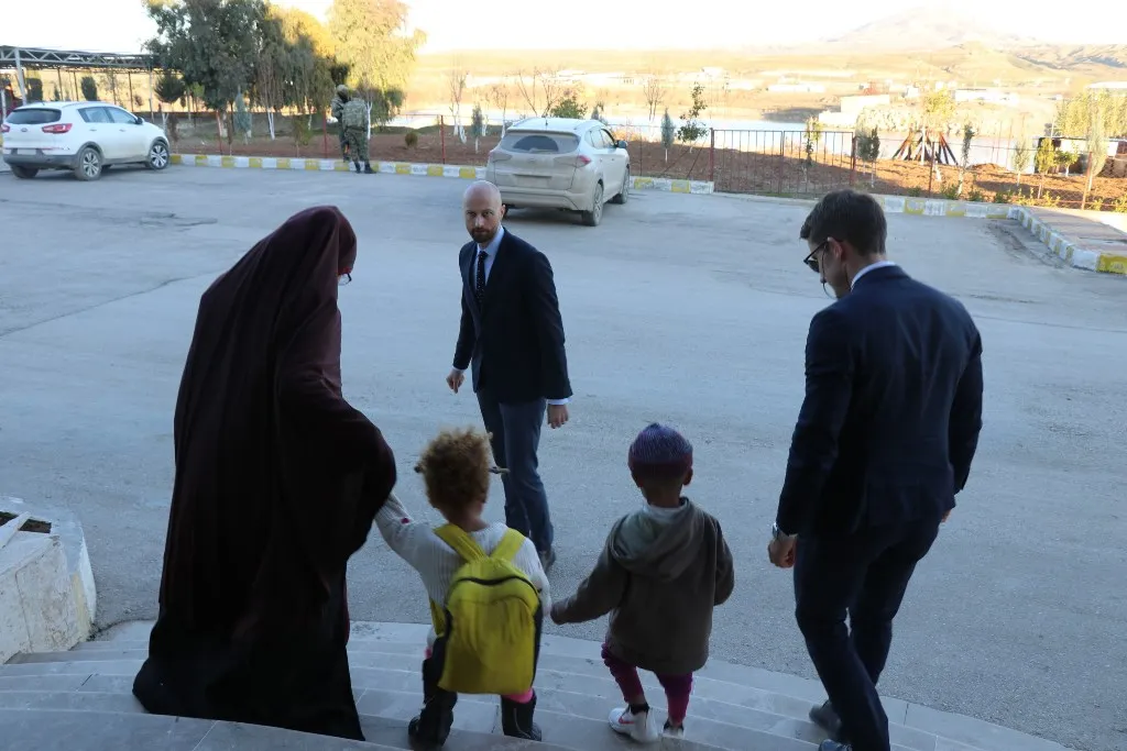 ​​​​​​​دائرة العلاقات الخارجية تُسلّم طفلين وامرأة إلى الحكومة النرويجية