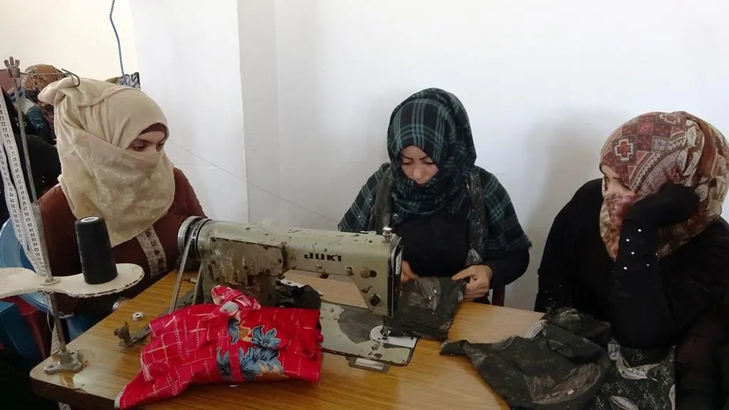 افتتاح أول دورة خياطة من التعليم إلى الإتقان في الرقة