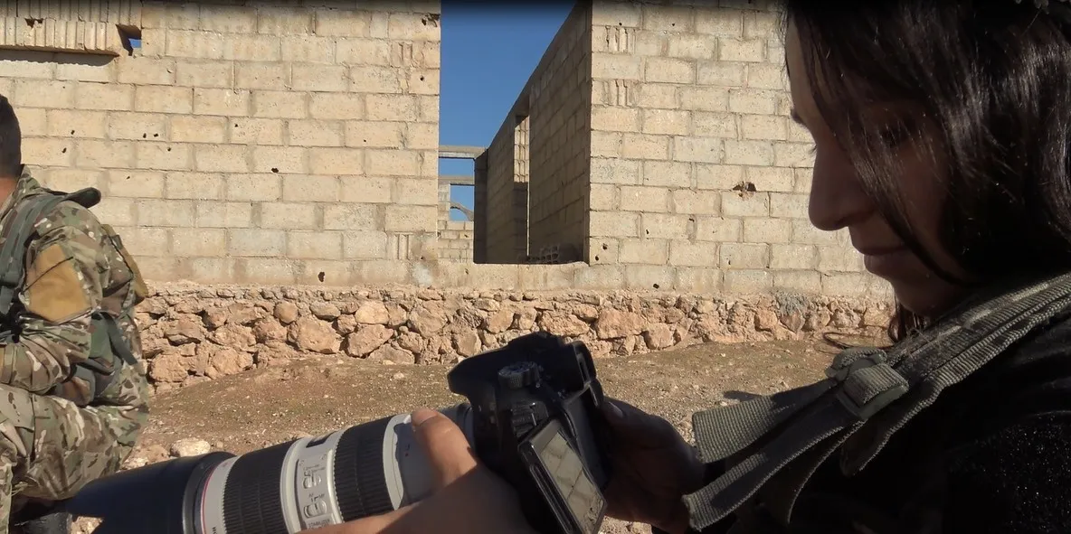 ​​​​​​​سارة رزكار توثّق مقاومة المقاتلين والشعب لتخلده في التاريخ