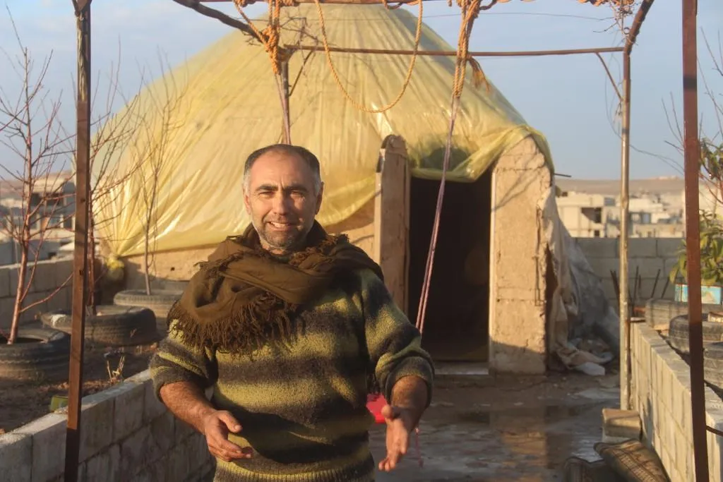 ​​​​​​​حبّ التراث دفعه لبناء بيتٍ من الطين فوق سطح مبنى وسط مدينة إسمنتية