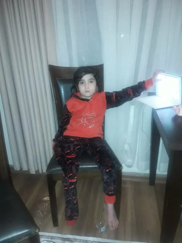 الطفلة سارة خضعت لخمس عمليات ومازالت تتلقى العلاج