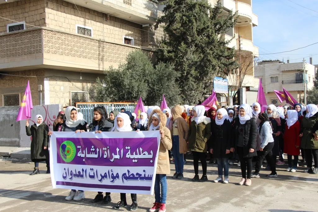 ​​​​​​​تظاهرة لشابات منبج تنديداً بالهجمات التركية