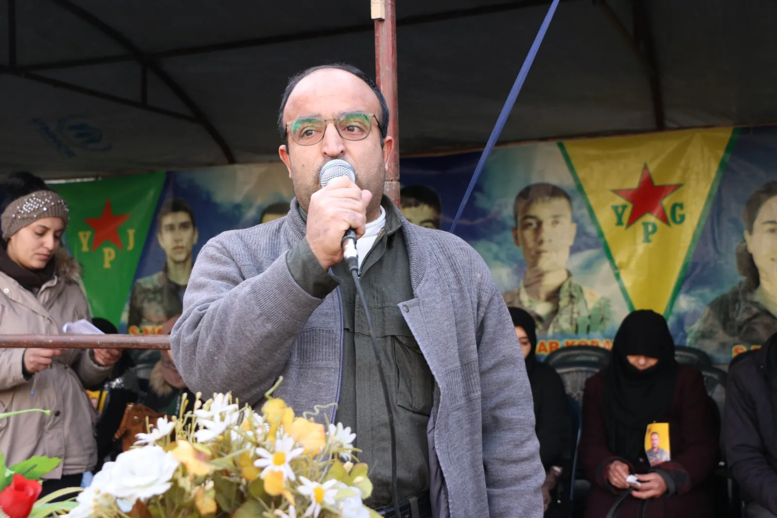 ​​​​​​​أهالي حلب يقدمون واجب العزاء لذوي الشهيد شيركو