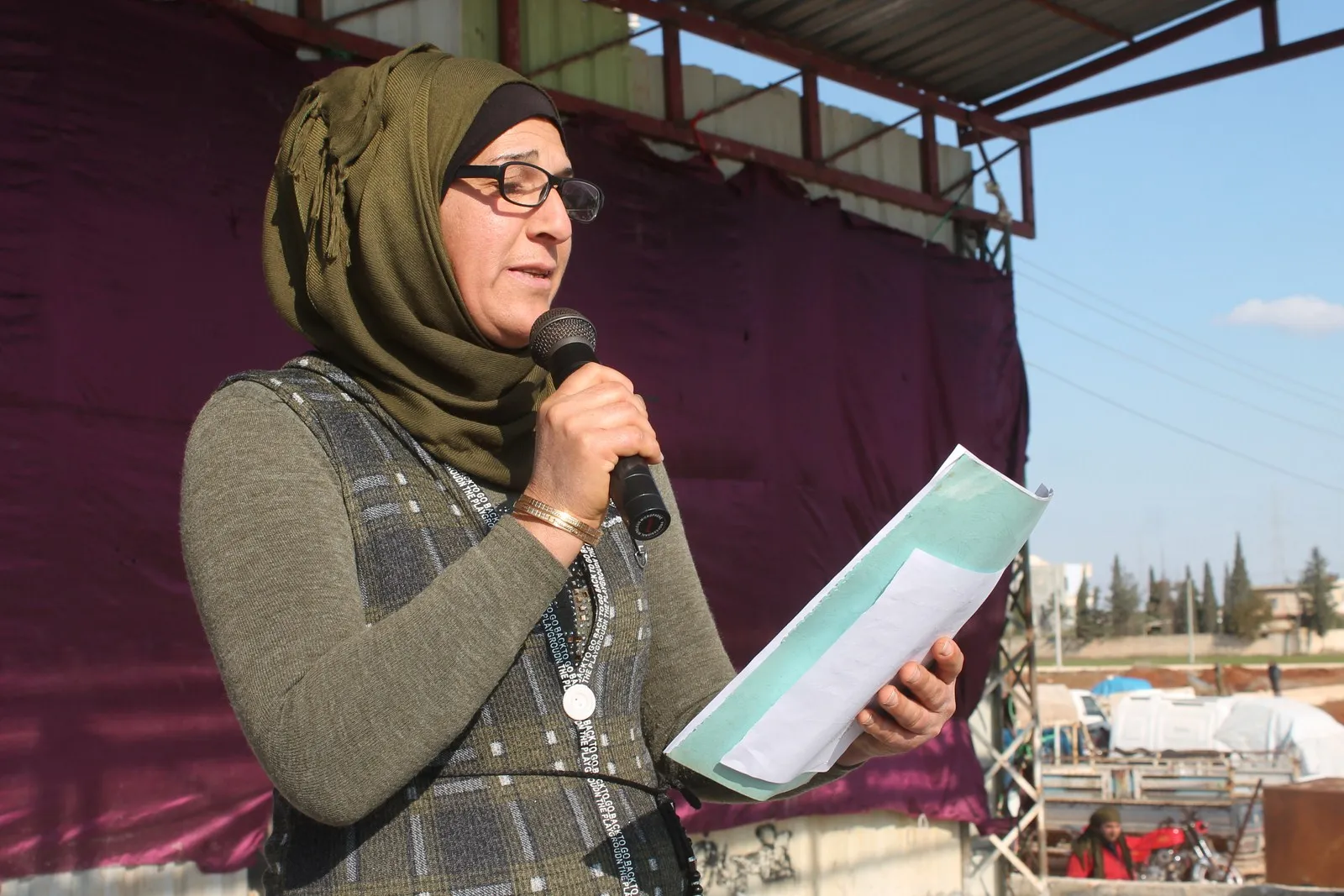 ​​​​​​​آلاف المتظاهرين في الشهباء ينددون بالعزلة ويقولون لا حياة بدون القائد
