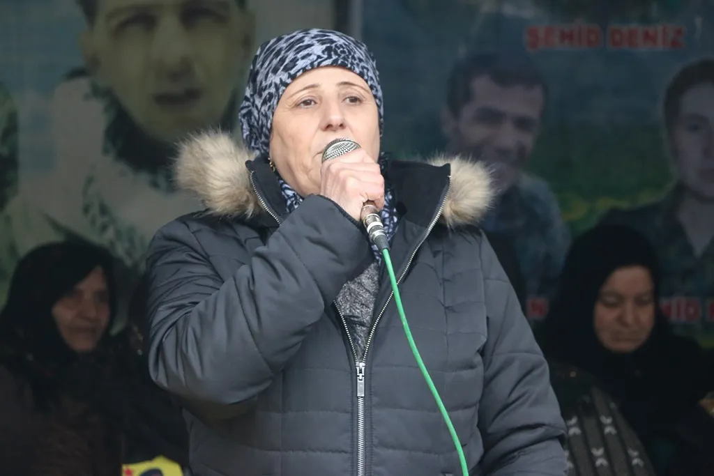 تقديم واجب العزاء لذوي الشهيد وليد في الشيخ مقصود