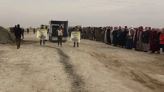 أهالي الطبقة يشيعون جثمان الشهيد محمد سلامة الى مثواه الأخير