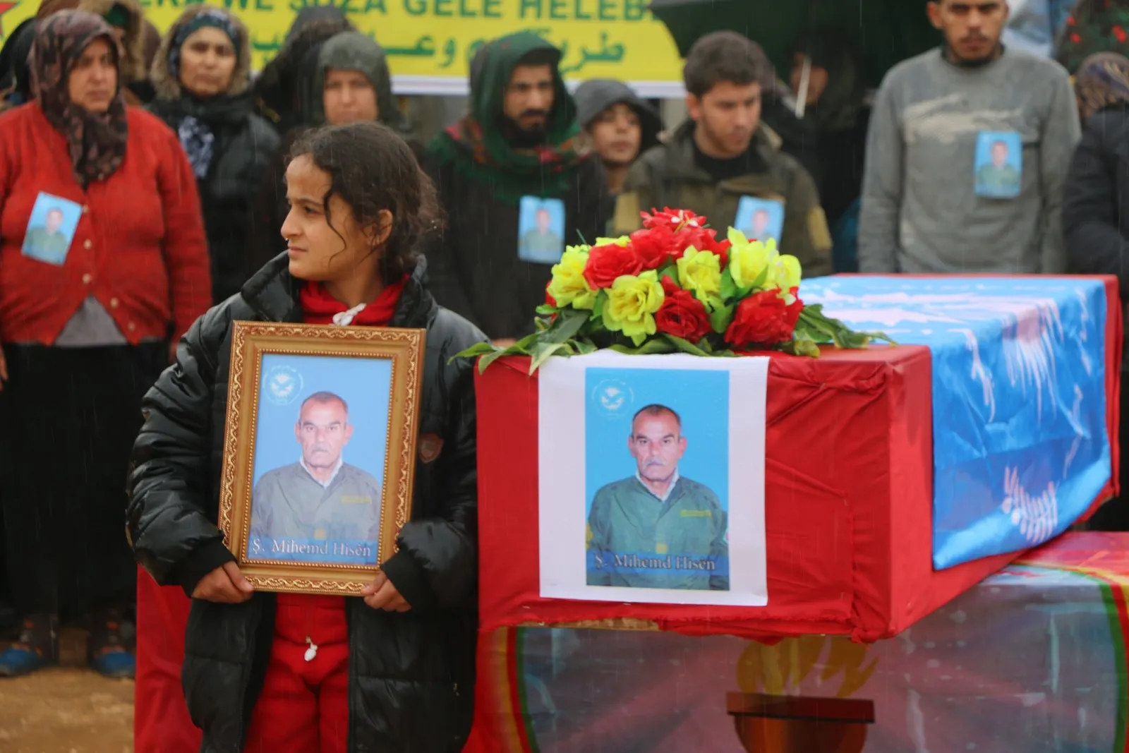 أهالي حلب يودعون الشهيد محمد حسين إلى مثواه الأخير