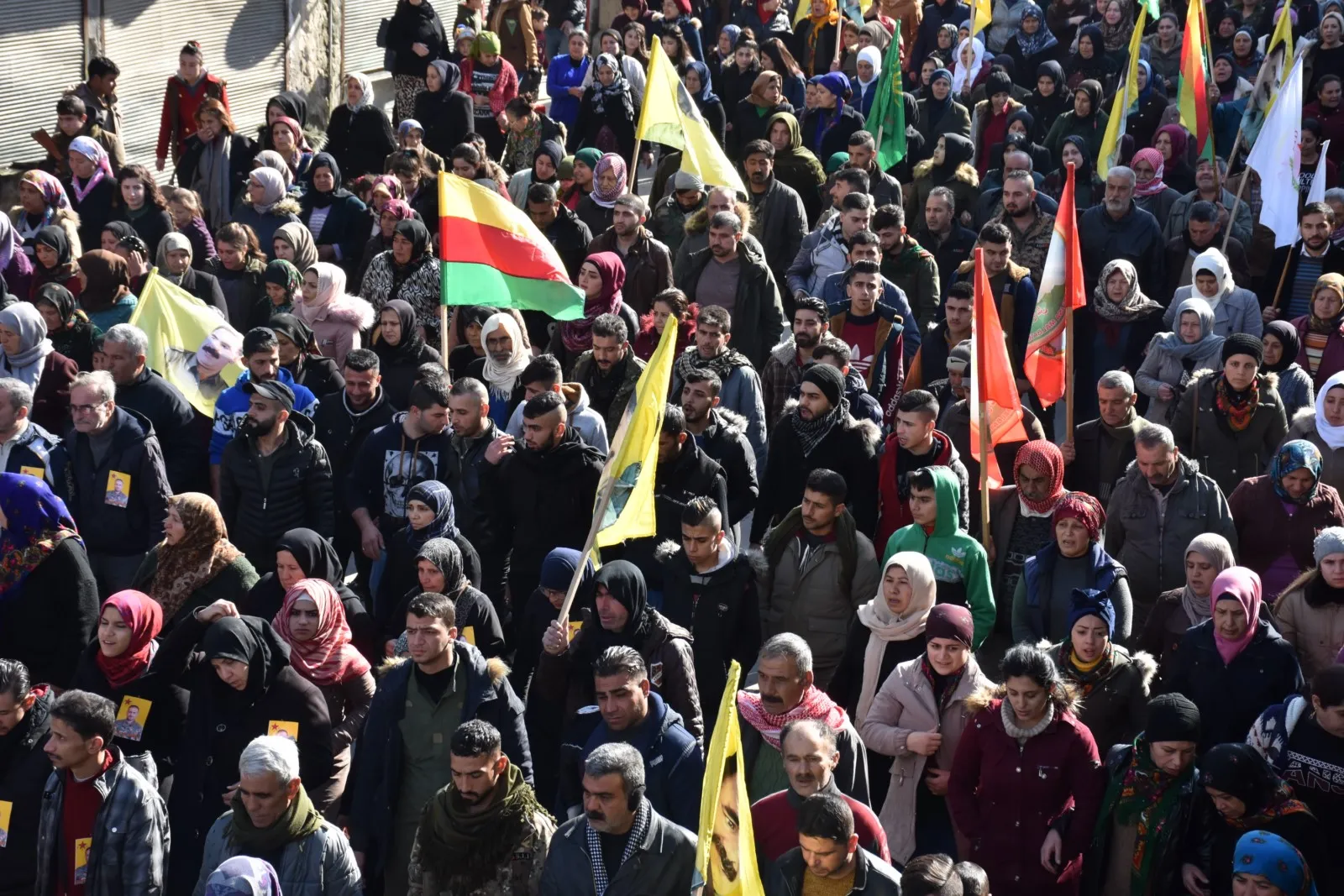 ​​​​​​​أهالي حلب يشيعون جثمان المقاتل شيركو إلى مثواه الأخير