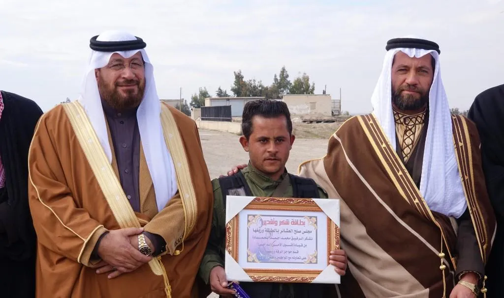 ​​​​​​​شيوخ العشائر يكرمون حواجز الأمن الداخلي في ريف الطبقة