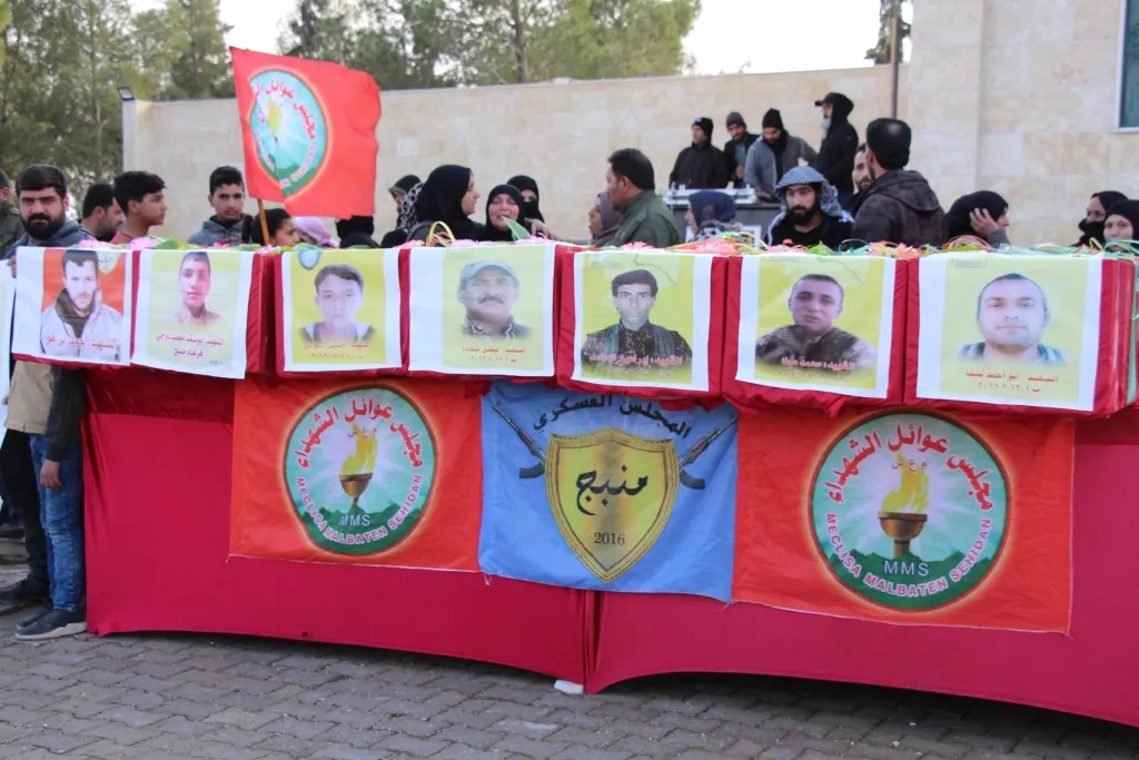 ​​​​​​​منبج.. تشييع عدد من الشهداء ونقل رفات عدد آخر خلال مراسم