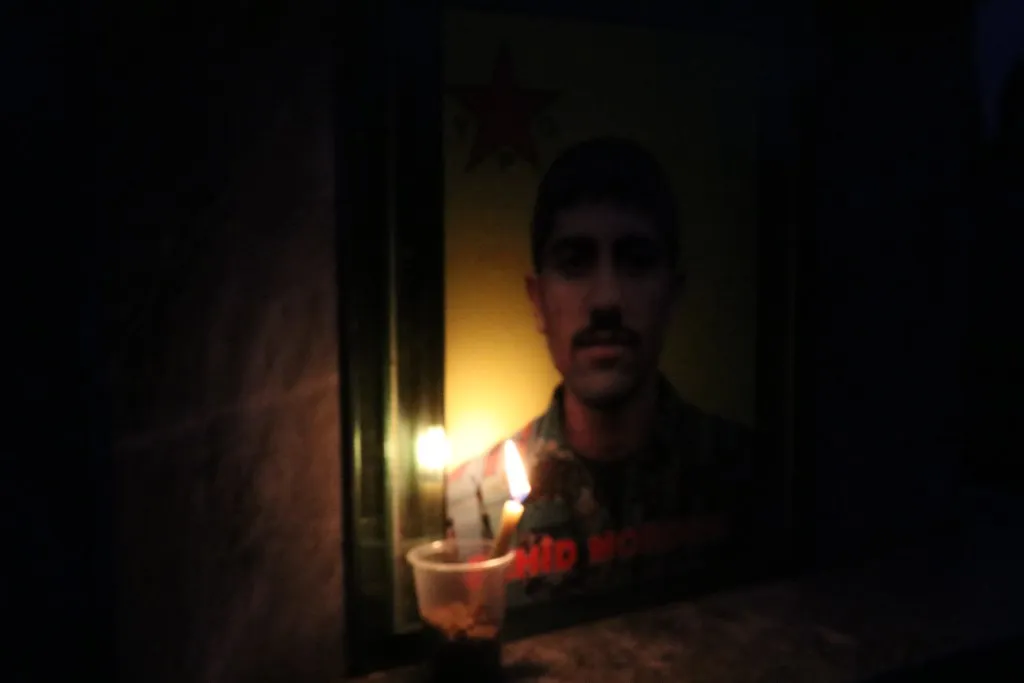 ​​​​​​​شبيبةPYD  يوقدون شموع الاستذكار على أضرحة الشّهداء