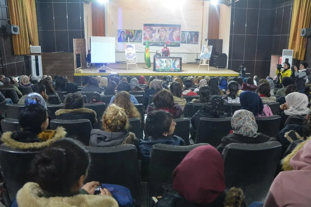 خلال الاجتماعات.. ساكينة ورفيقاتها من الطّليعيّات اللّواتيّ دافعنَ عن حقوق المرأة  