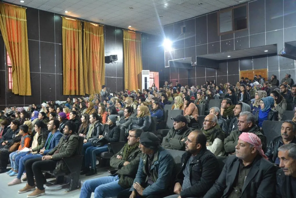 خلال الاجتماعات.. ساكينة ورفيقاتها من الطّليعيّات اللّواتيّ دافعنَ عن حقوق المرأة  