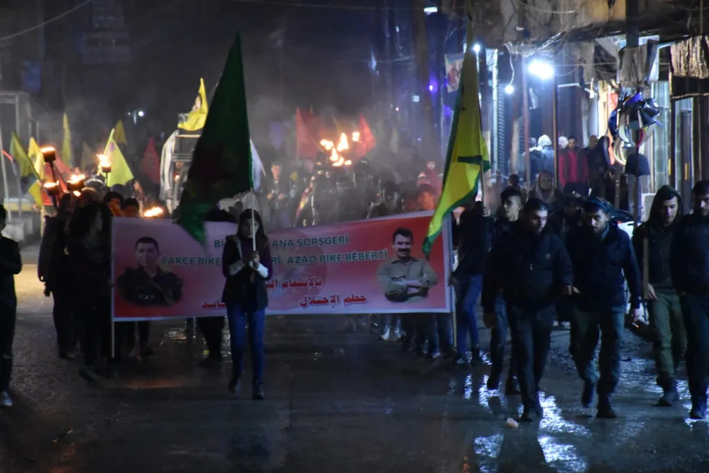 ​​​​​​​شبيبةُ حلب يتظاهرون بالمشاعل تنديداً بالعزلة على القائد أوجلان