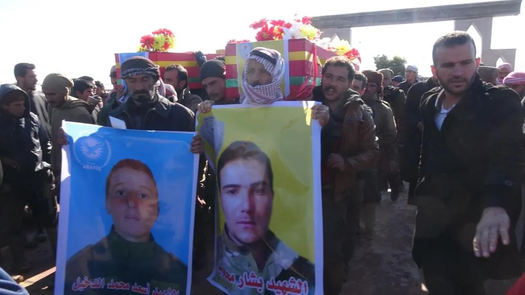 أهالي دير الزّور يشيّعون جثمانَي الشّهيدين أسعد الدّخيل وبشّار المحجوب