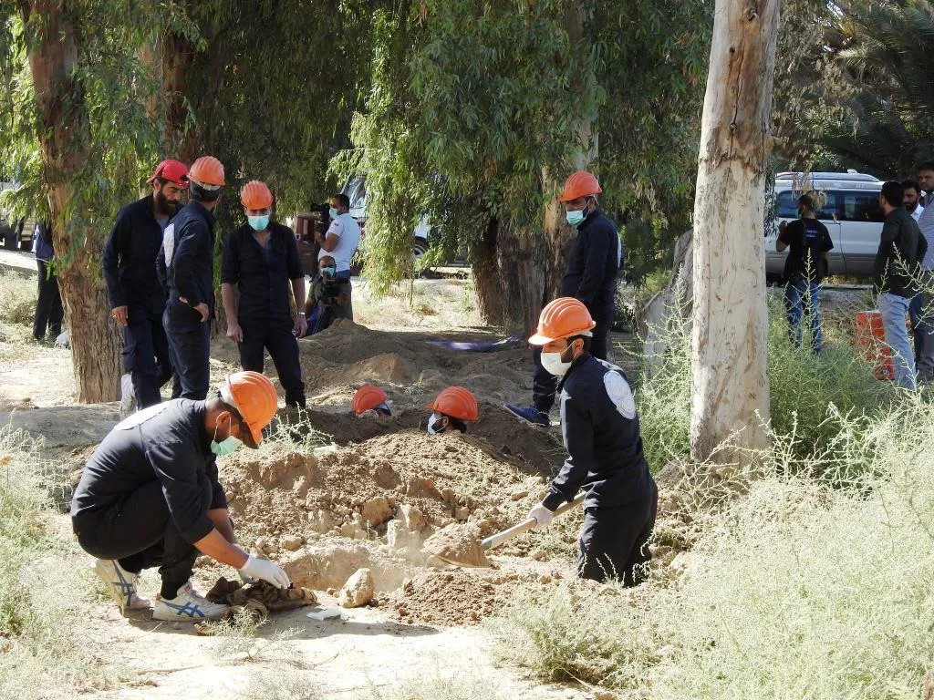 ​​​​​​​5700 جثة تم انتشالها من 25 مقبرة جماعية خلّفتها داعش