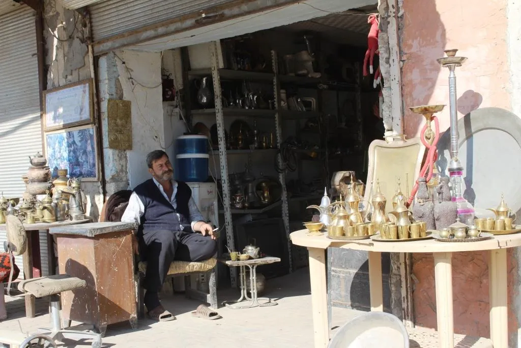 جمع وبيع "الأنتيكة" مصدر رزق لنازح حمصيّ في الرقة