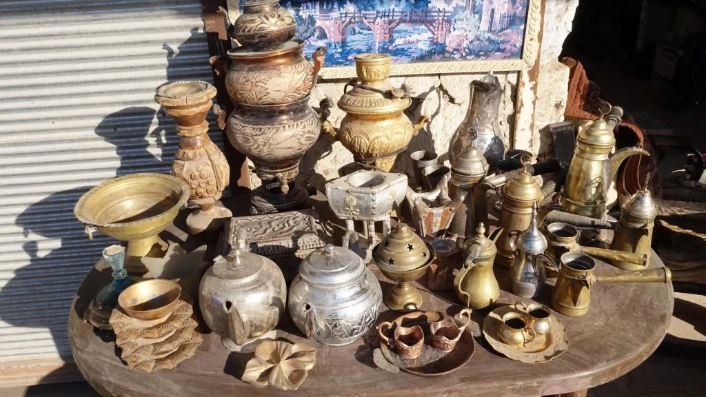 جمع وبيع "الأنتيكة" مصدر رزق لنازح حمصيّ في الرقة