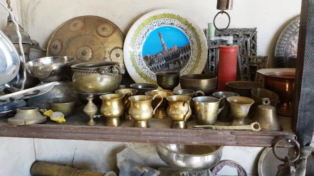 جمع وبيع "الأنتيكة" مصدر رزق لنازح حمصيّ في الرقة