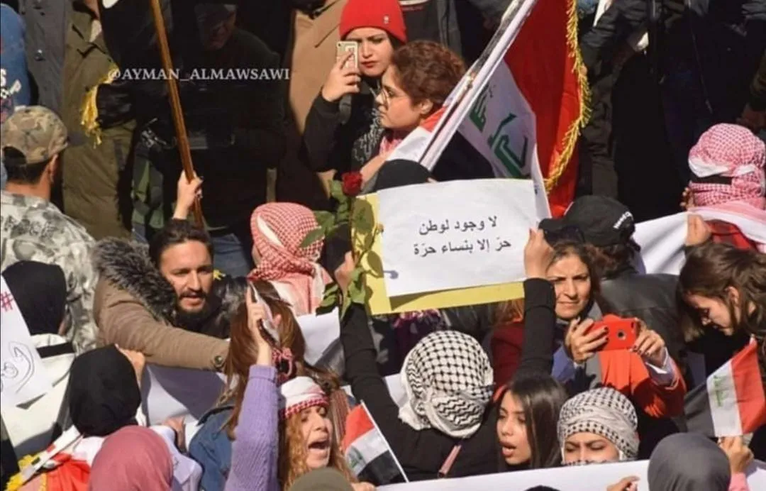 نسوة عراقيات يتظاهرن دفاعاً عن دور المرأة في حركة الاحتجاج