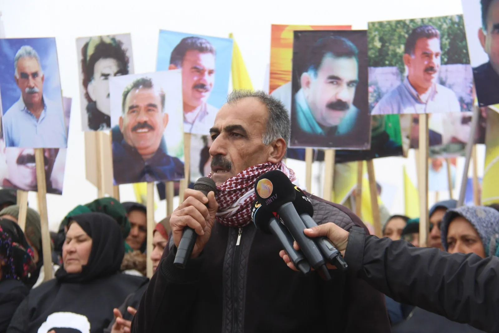 أهالي عفرين يتظاهرون ضد المؤامرة رغم الثلوج ودرجات الحراة المتدنية