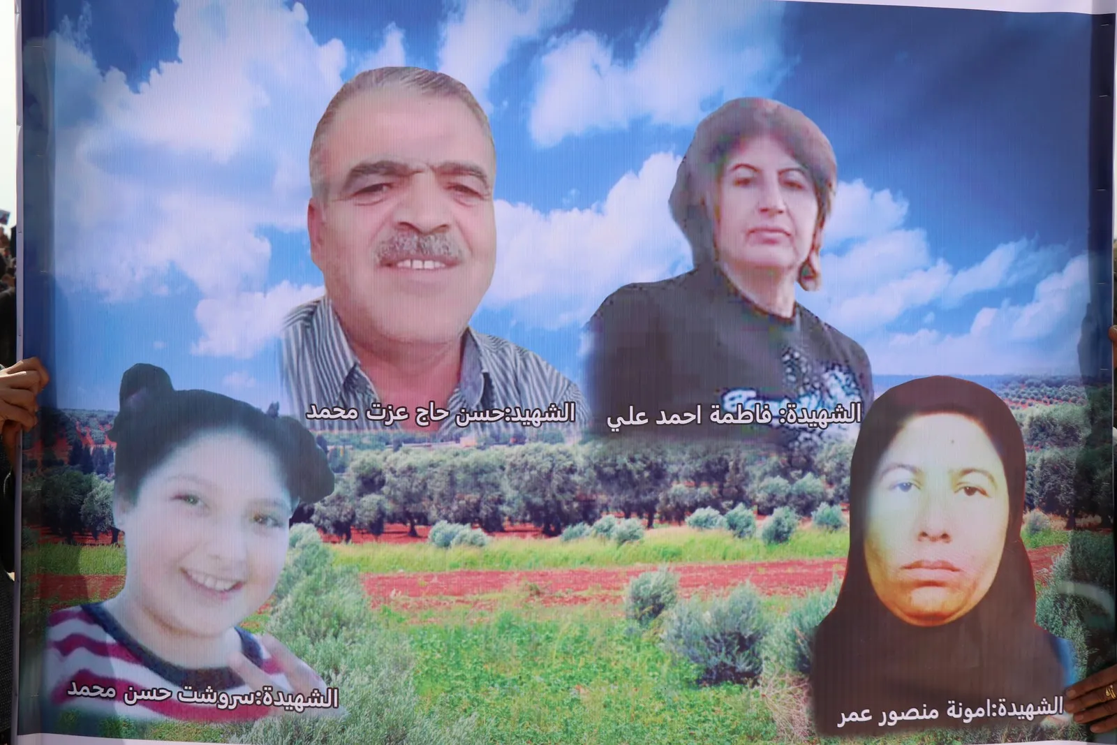 الآلاف يشيعون شهداء مجزرة آقيبة إلى مثواهم الأخير