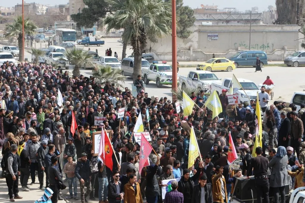 ​​​​​​​آلاف المتظاهرين في الرقة: أوجلان كلنا معك