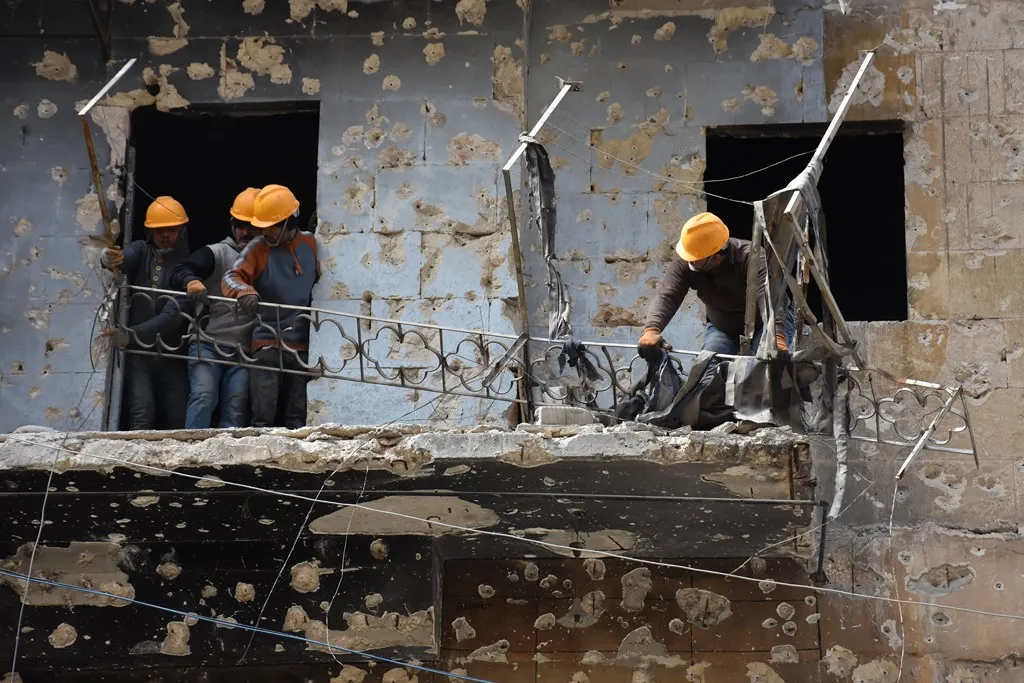 حملة لإزالة الأوساخ وأنقاض الأبنية من حي الأشرفية في حلب
