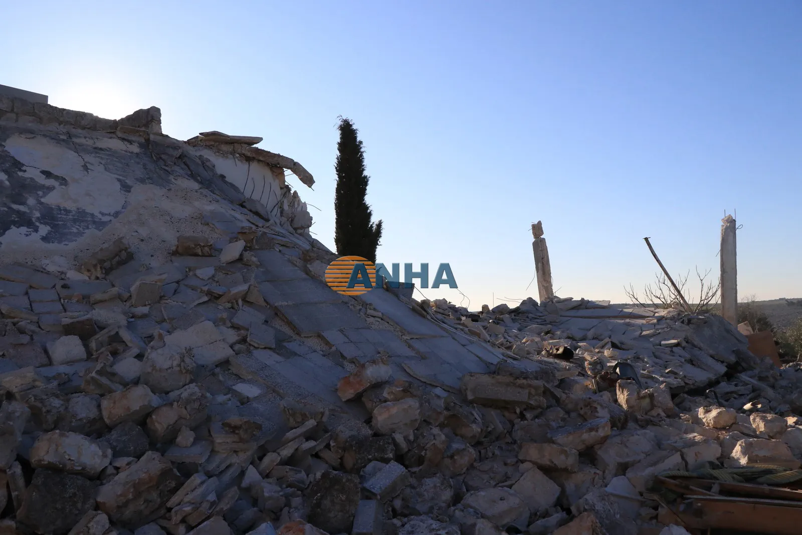 بالصور والفيديو.. إخراج جثامين ضحايا مجزرة آقيبة من تحت الأنقاض