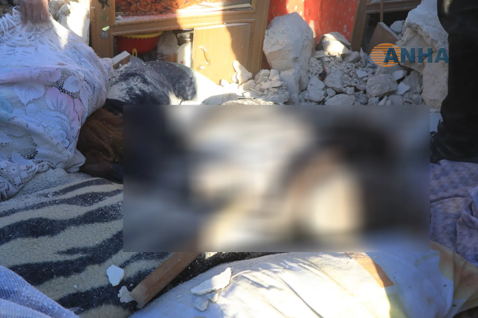 بالصور والفيديو.. إخراج جثامين ضحايا مجزرة آقيبة من تحت الأنقاض