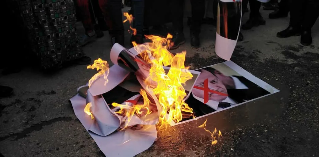 متظاهرون غاضبون يحرقون صور أردوغان في قامشلو