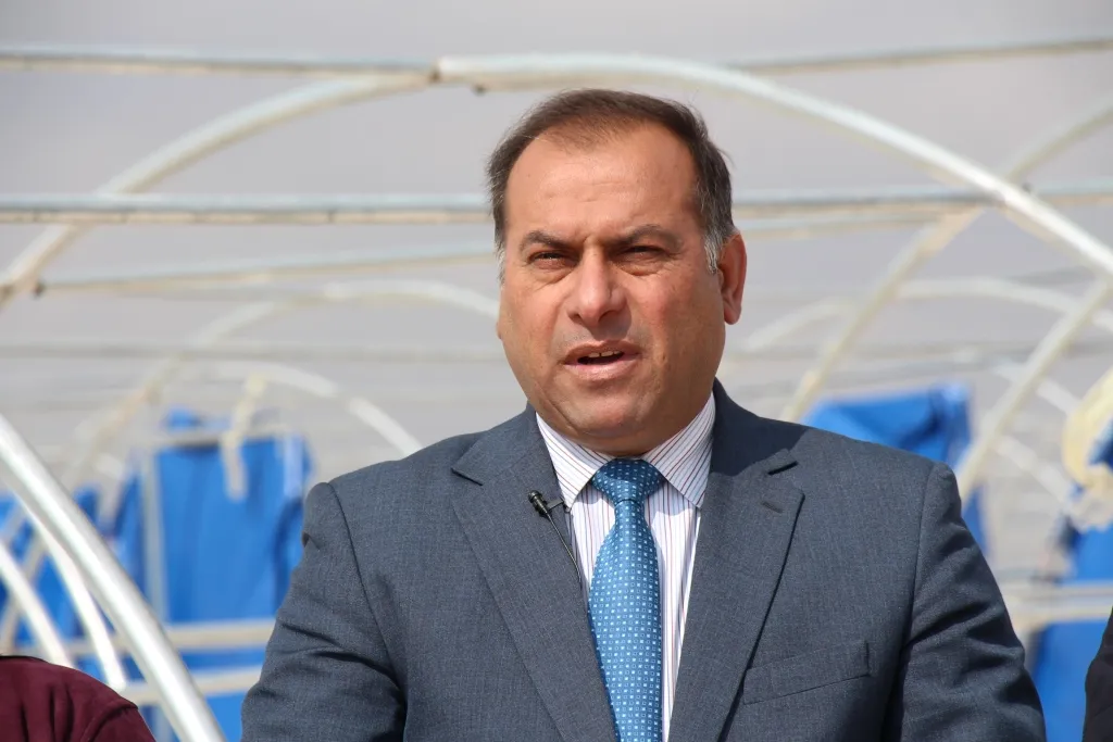 المجلس التنفيذي للإدارة الذاتية يطّلع على أعمال إنشاء مخيم خاص بنازحي إدلب
