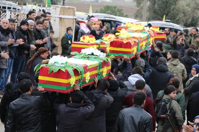 الآلاف من أهالي منطقة ديرك يودعون 7 من شهداء الحرية