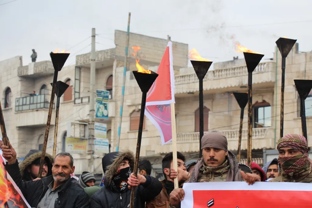 شبيبة منبج استنكروا المؤامرة الدولية خلال مسيرة مشاعل
