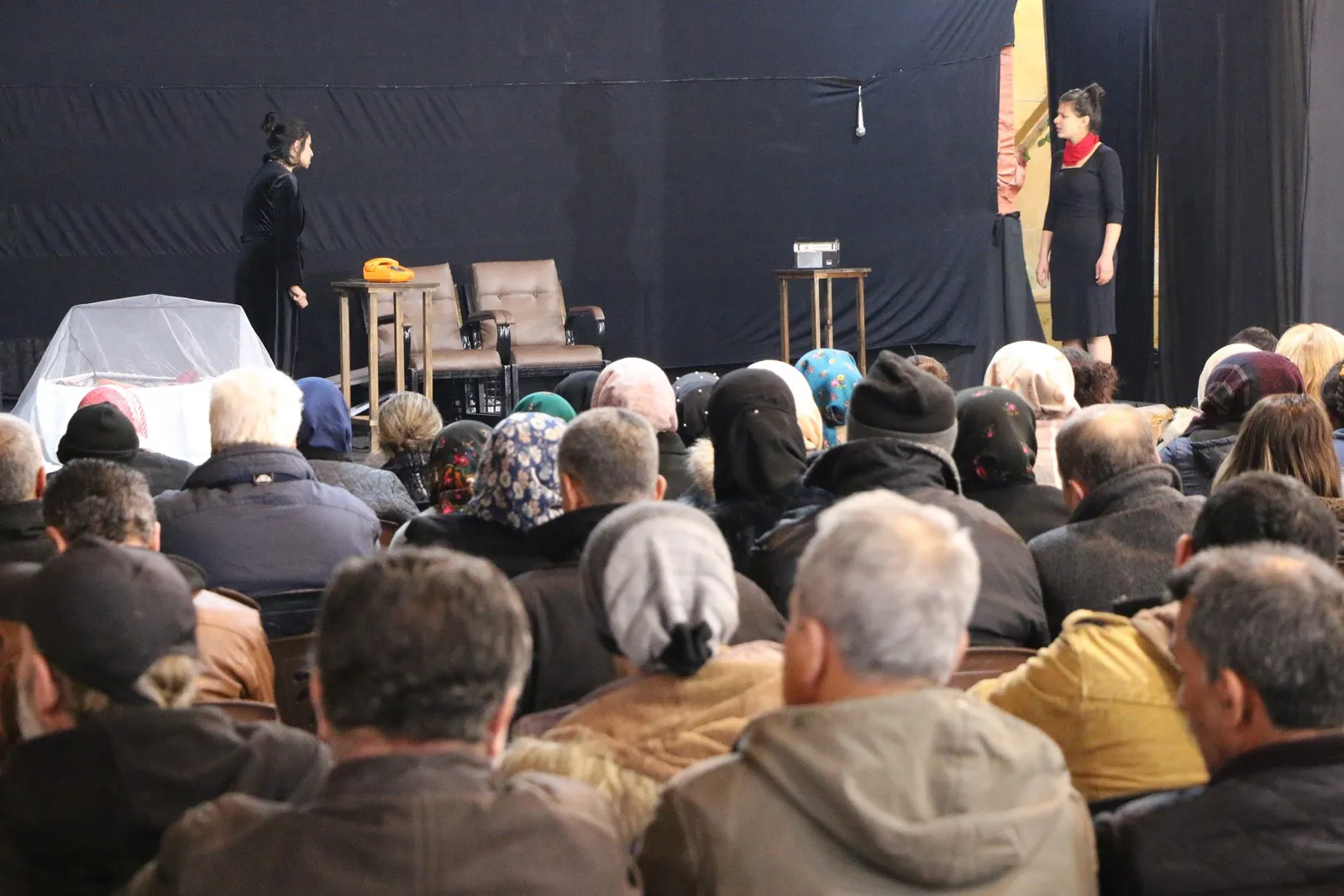 فرقة ساريا باران تقدم عرضاً مسرحياً في حي الشيخ مقصود