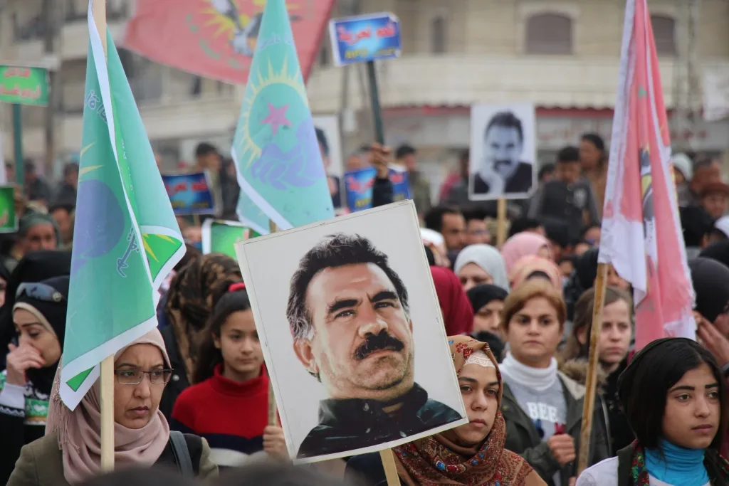 عبر تظاهرة حاشدة... أهالي منبج يطالبون بالكشف عن وضع أوجلان