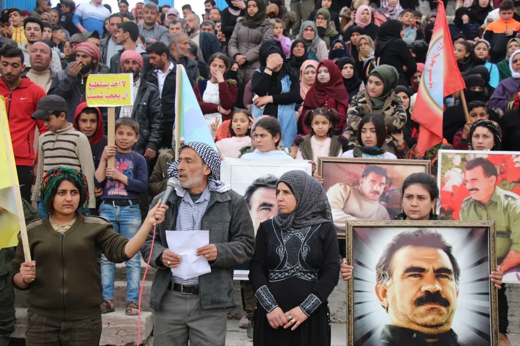 عبر تظاهرة حاشدة... أهالي منبج يطالبون بالكشف عن وضع أوجلان