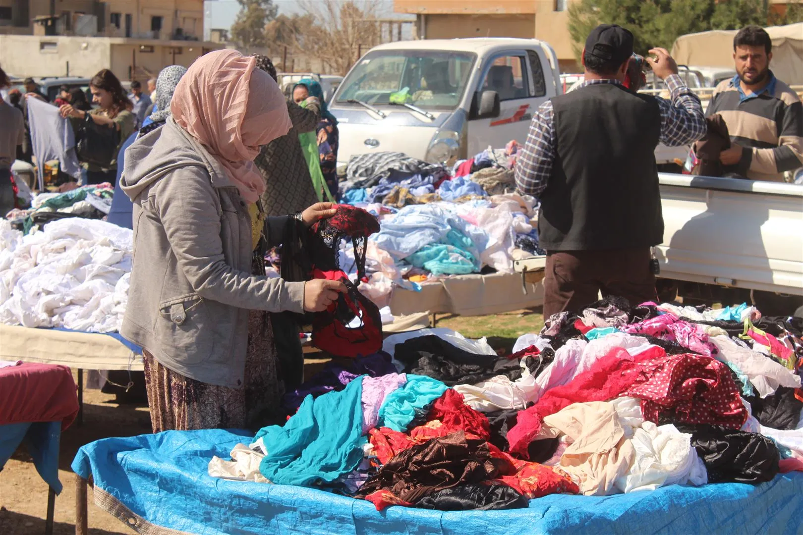 الأسواق الشعبية المتنقلة مقصد ذوي الدخل المحدود لتجنب ارتفاع الأسعار