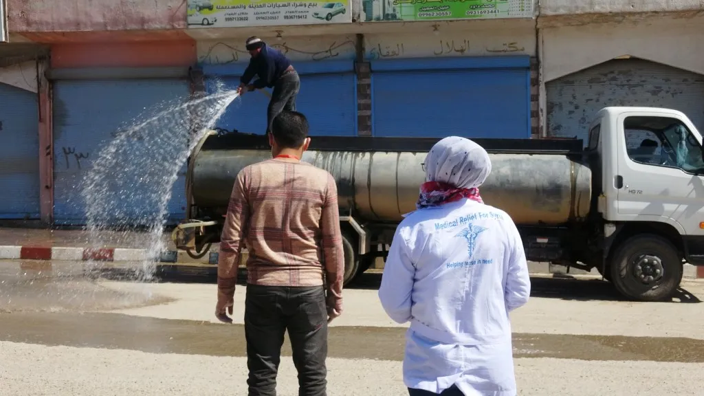لجنة الخدمات تعقم شوارع عين عيسى