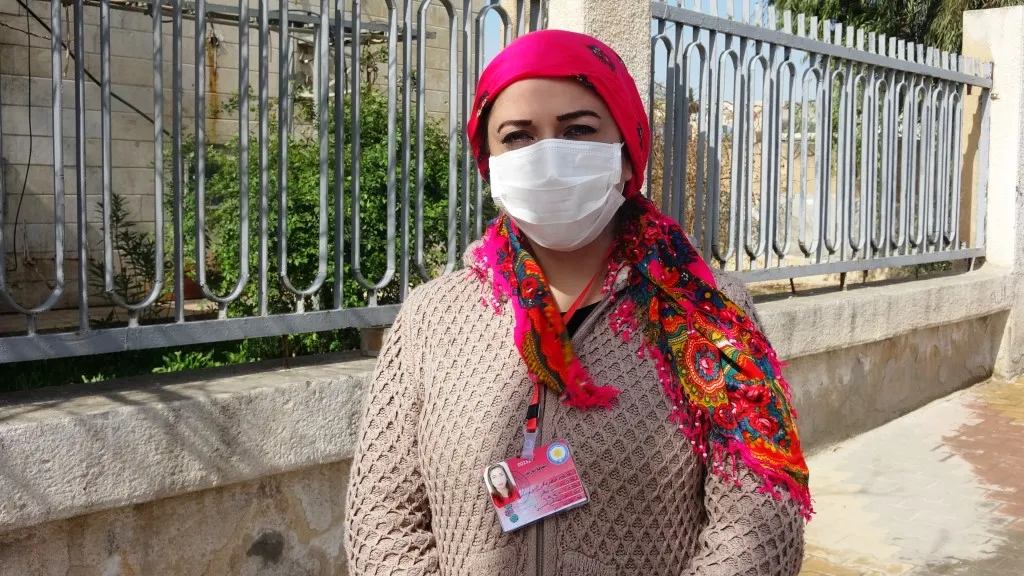 لجنة الخدمات تعقم شوارع عين عيسى