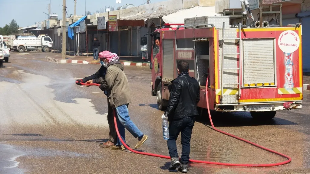 لجنة الخدمات تعقم شوارع عين عيسى