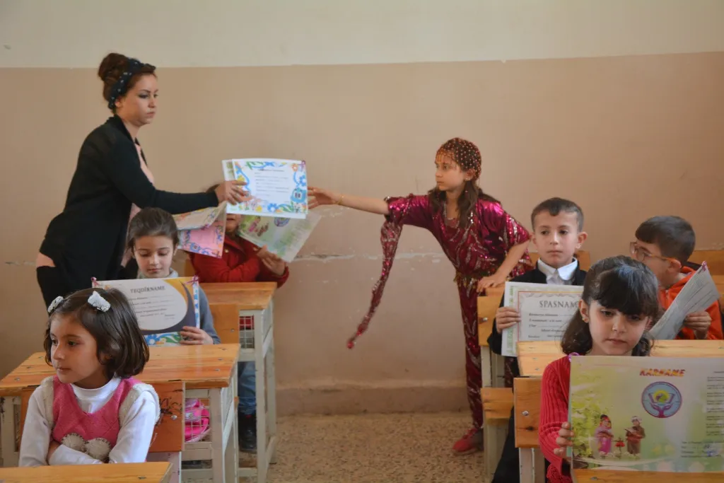 ​​​​​​​توزيع الجلاءات المدرسية على الطلبة في مقاطعة كوباني