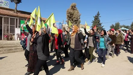 من تحت خيمة الاعتصام أصوات تتعالى لمعرفة وضع القائد أوجلان