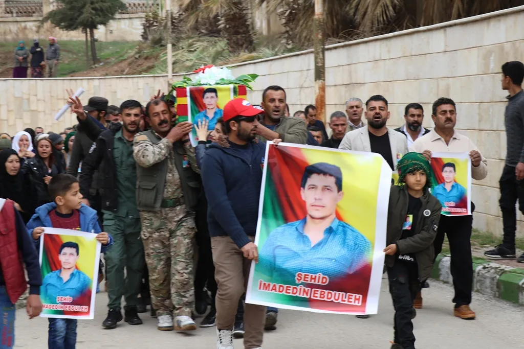​​​​​​​أهالي ديرك يودعون جثمان عضو حركة المجتمع الديمقراطي إلى مثواه الأخير