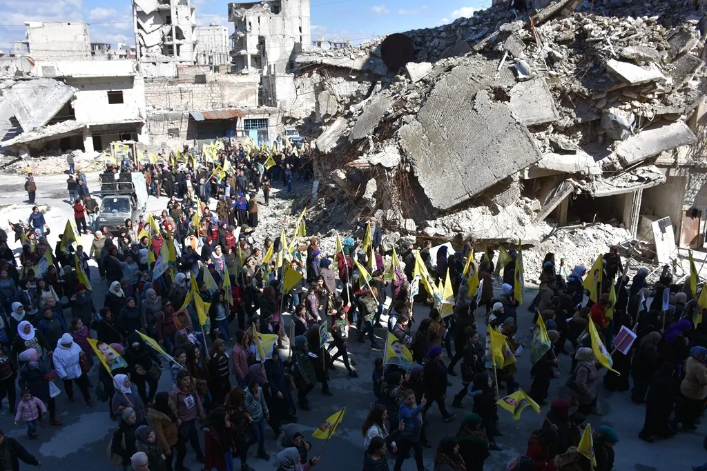 حلب: تظاهر المئات  تحت شعار "لن يحجب أحد شمسنا"
